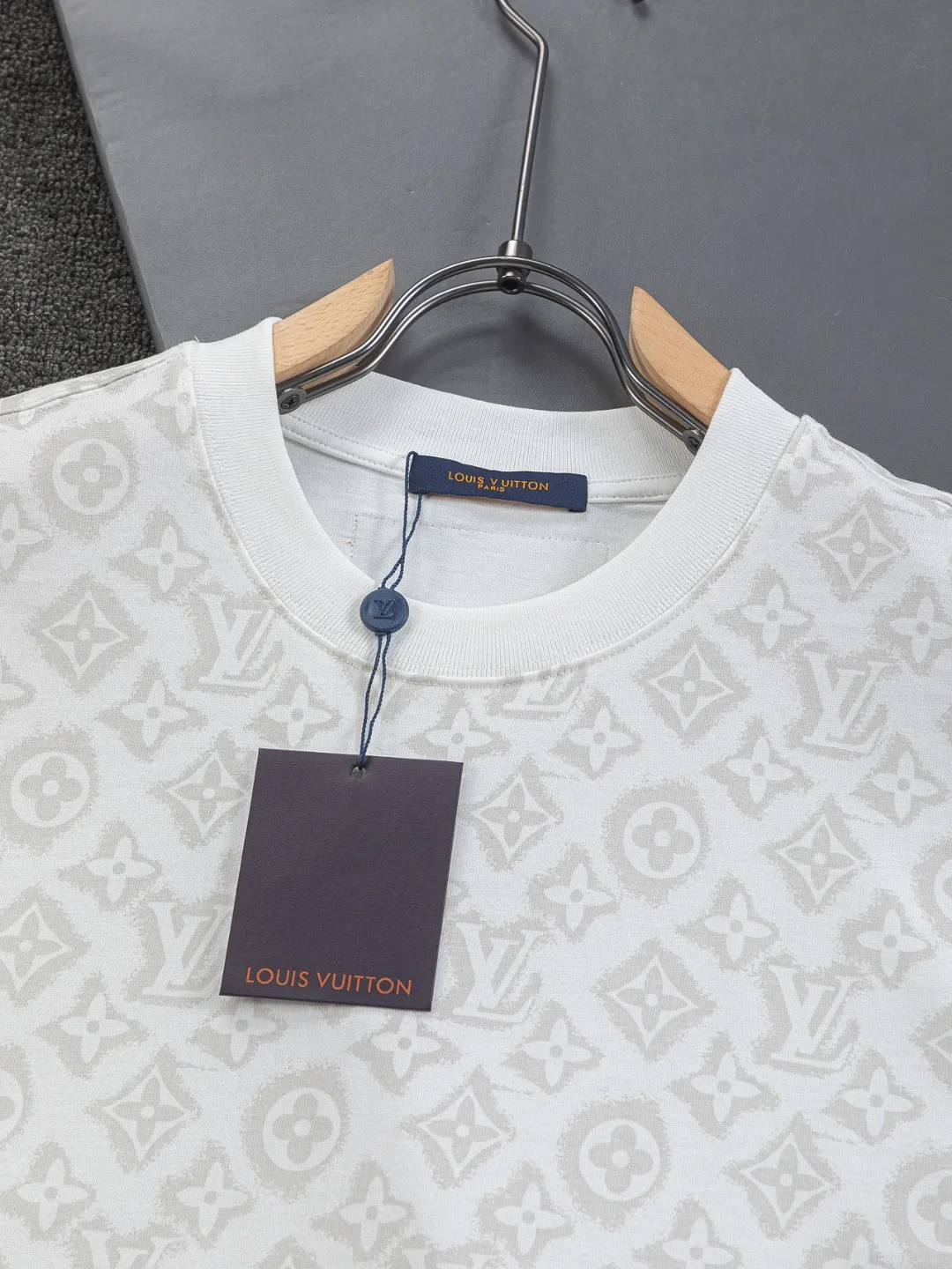 🅿️200 Louis Vuitton 1V LV micro-wide version S-XL LV 26ss new products are available at the counter simultaneously. Multiple craftsmanship, full jacquard presbyopia letter logo printing, round neck short-sleeved T-shirt, same style for men and women! Consigned to one-to-one creation. Synchronized with the official website, pure cotton fabrics at the counter! It is close to the skin and comfortable, durable and easy to wear. It has a classic and simple logo design and meticulous original craftsmanship. Short-sleeves, a must-have item for men, do not appear to be the same for the general public, but must be unique and eye-catching. This LV short-sleeve is all about quality, comfort, the same shape and fashion as always, including fabrics and cutting techniques. All of them have been made with great effort! 320 grams of washed pure cotton fabric, pure cotton is breathable, very refreshing and comfortable for daily wear. The rib knitting on the neckline is smooth and tight, and the neckline will not be skewed if you toss it at will. The loose version, you will find that it looks really good on the upper body. The overall is minimalist and neat, super versatile for daily use! Pair it casually with a pair of pants for a youthful look. A T-shirt will make your outfit crazy. It is a fashionable item that can never go wrong! Color: Black White Size: S-XL Size chart: S: Shoulder width 50-Bust 56-Length 70 M: Shoulder width 52-Bust 57-Length 72 L: Shoulder width 54-Bust 59-Length 74 XL: Shoulder width 56-Bust 62-Length 76